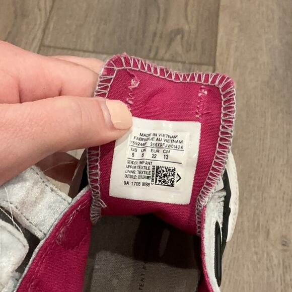 Lot of 2 Converse Heart Pink Gray All Star Converse Velcro Sneakers Size 6 and 7 - Picture 15 of 15